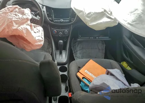 2018 Chevrolet Trax Ls z USA, uszkodzony, nr VIN KL7CJKSB2JB627435